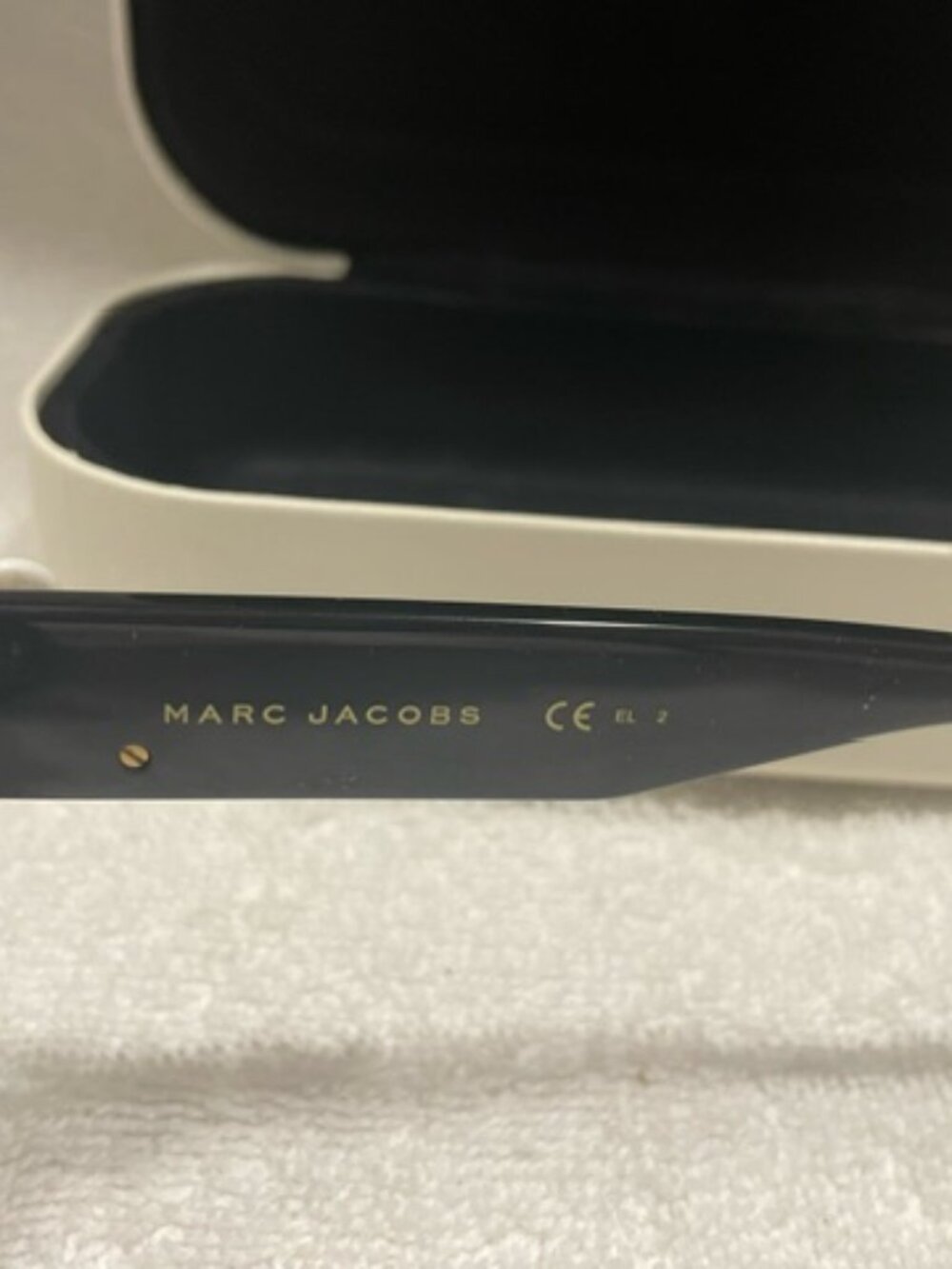 Marc Jacobs Daisy Motif Sunglasses black w/case.  Rare, Hard to Find.  OH SO CUT - Picture 6 of 8